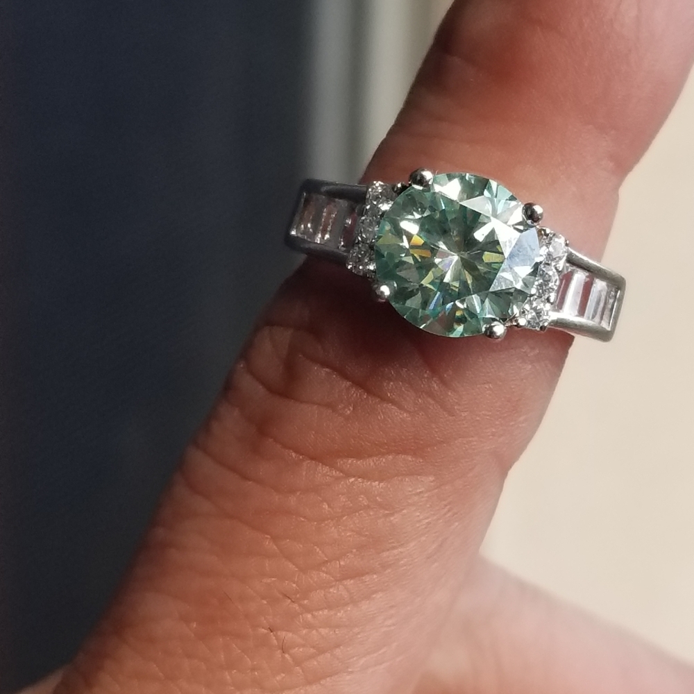 925 sterling silver 2.5 carat green color changing moissanite baguette ring - Picture 4 of 14